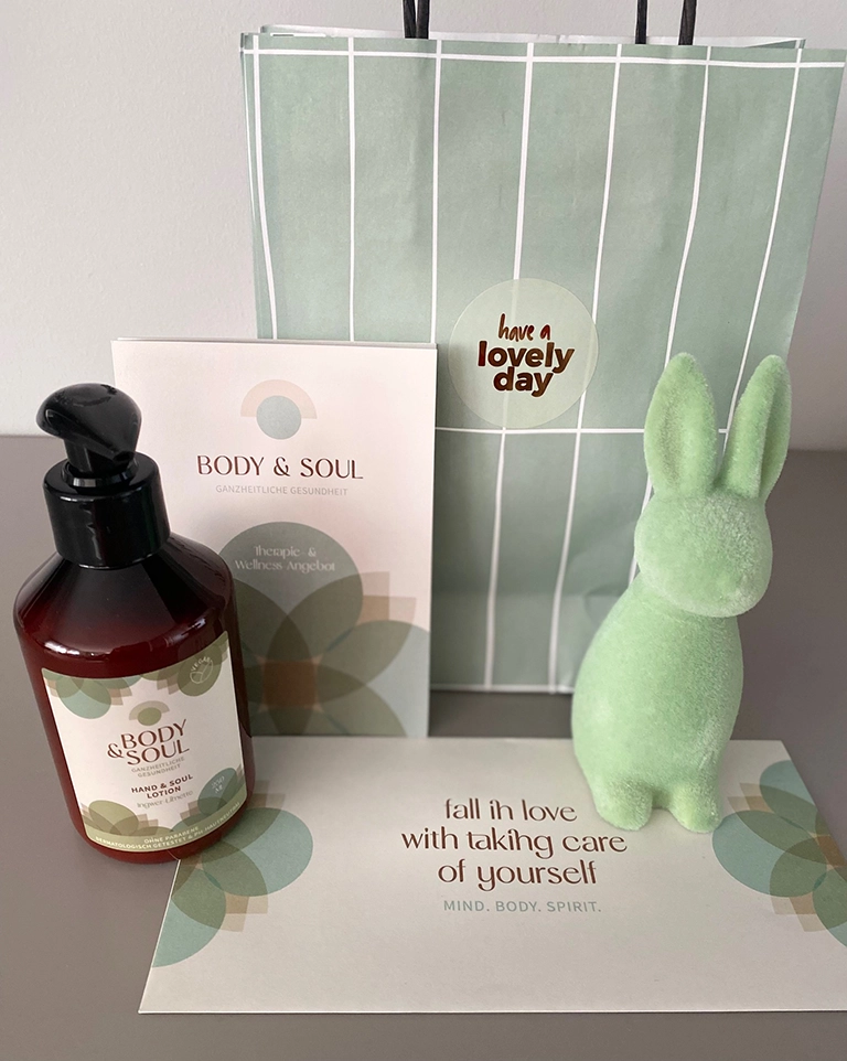Oster-Angebot bestehend aus einem Handlotion, einem Gutschein und einem kleinen Deko-Osterhasen